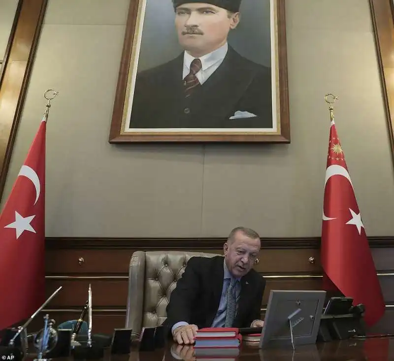 erdogan felice mentre bombarda i curdi