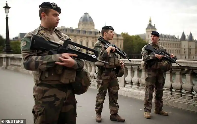 esercito a parigi