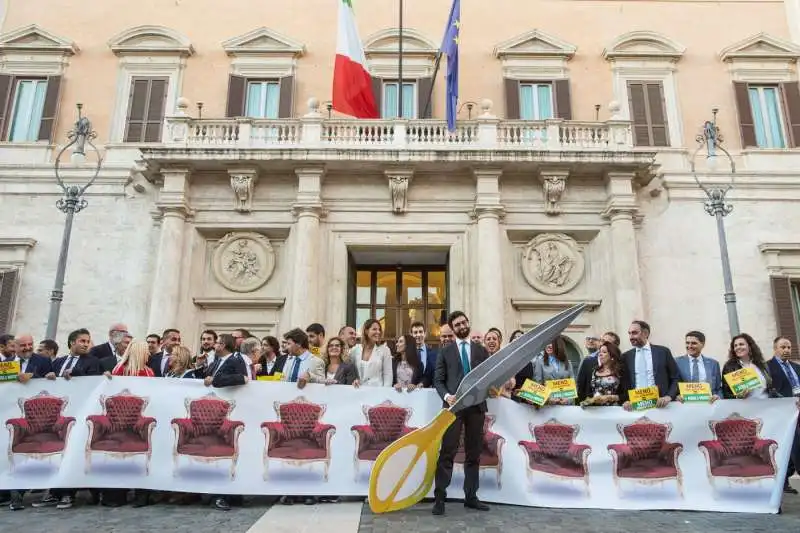 flash mob m5s per il taglio dei parlamentari 2