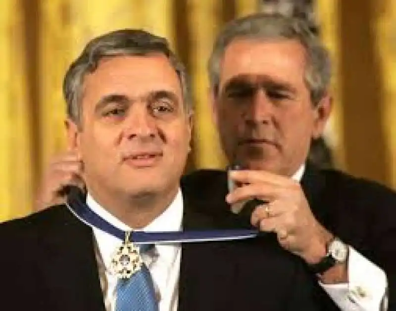 GEORGE TENET CAPO CIA CON GEORGE W BUSH