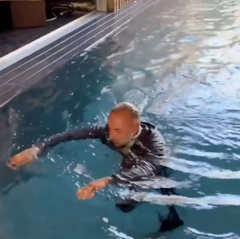 gianluca vacchi si tuffa in piscina con la bici 3