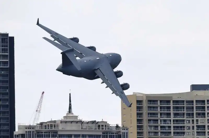 gli aerei della australian air force sfiorano i grattacieli 1