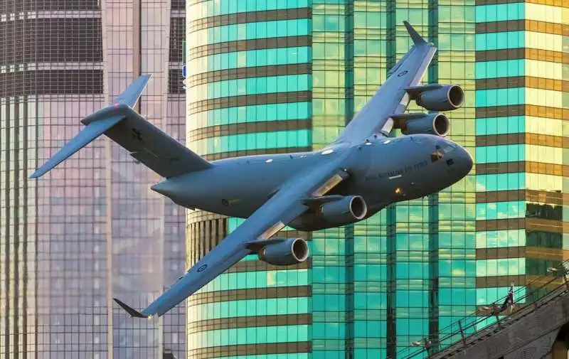 gli aerei della australian air force sfiorano i grattacieli 10