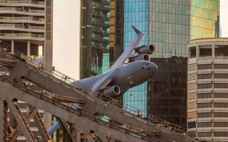 gli aerei della australian air force sfiorano i grattacieli 5