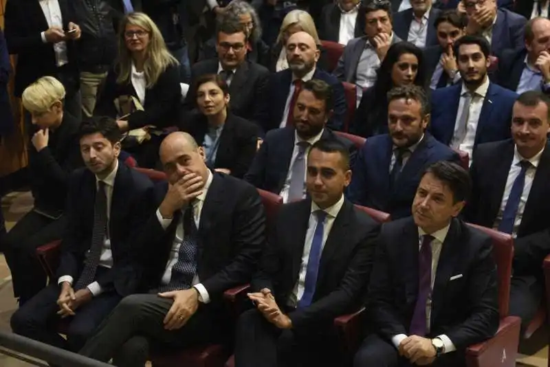 in prima fila roberto speranza nicola zingaretti luigi di maio giuseppe conte