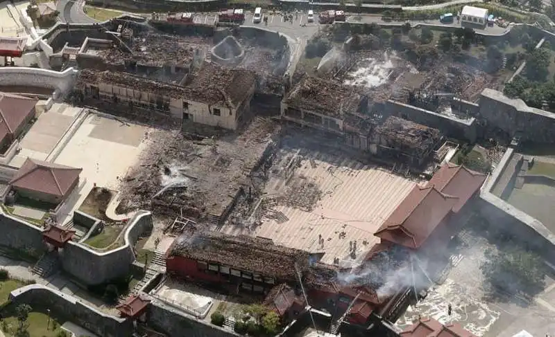 incendio al castello shuri di okinawa 1