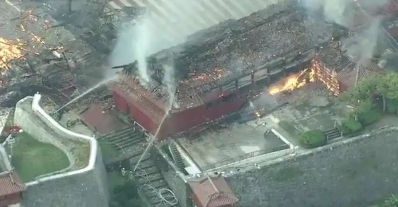 incendio al castello shuri di okinawa 14