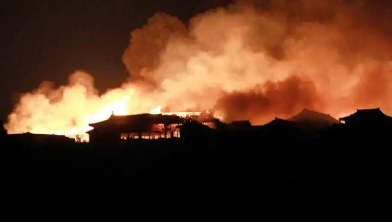 incendio al castello shuri di okinawa 15