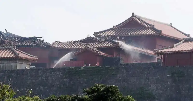 incendio al castello shuri di okinawa 16