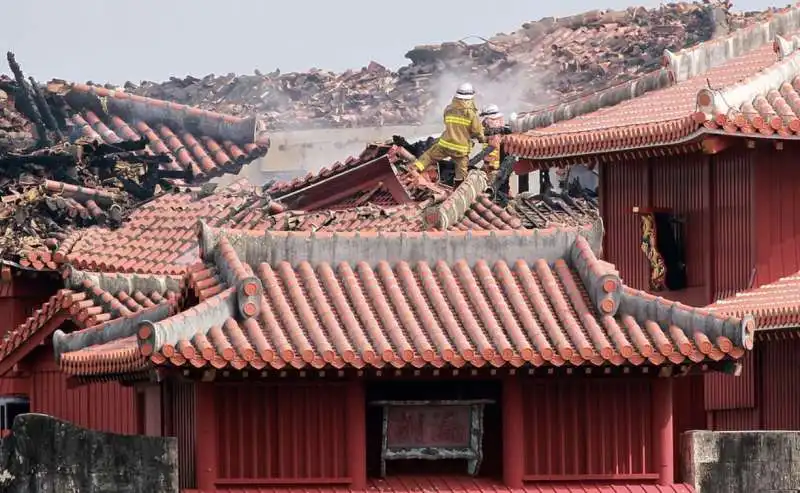 incendio al castello shuri di okinawa 21