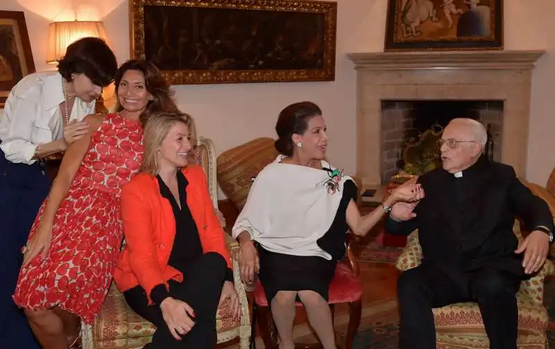 isabella gherardi esther crimi barbara confalonieri marisela federici e mons karel kasteel  foto di bacco