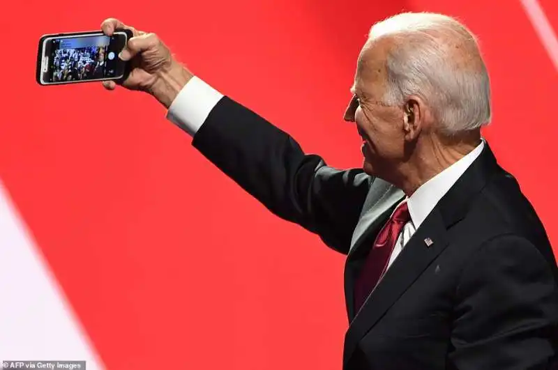 joe biden si fa un selfie