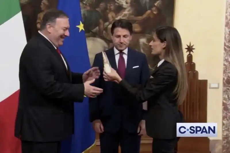 la iena alice martinelli consegna un pezzo di parmigiano a mike pompeo 1