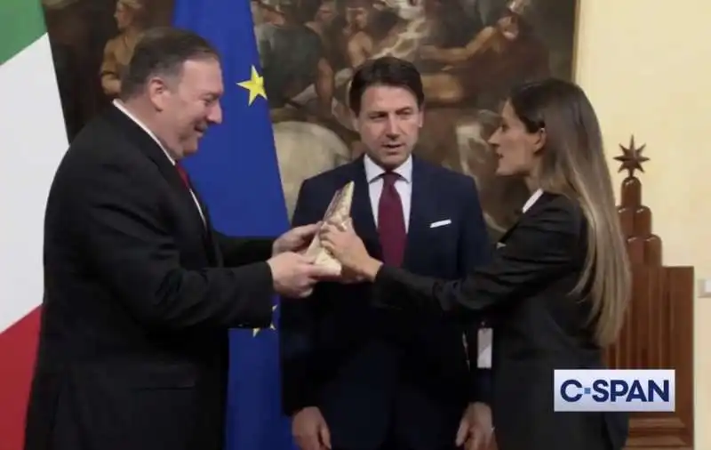 la iena alice martinelli consegna un pezzo di parmigiano a mike pompeo 2