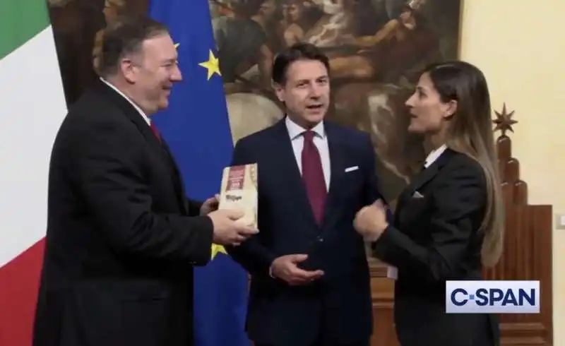 la iena alice martinelli consegna un pezzo di parmigiano a mike pompeo 3