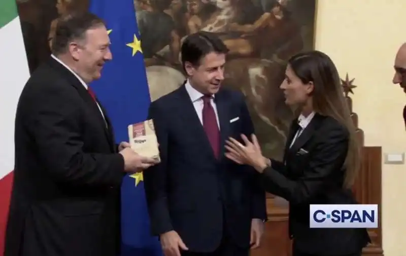 la iena alice martinelli consegna un pezzo di parmigiano a mike pompeo 5