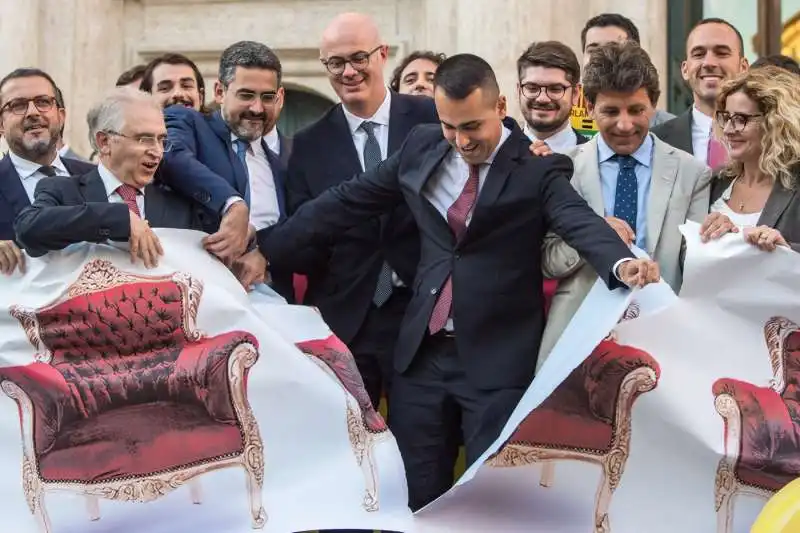 luigi di maio strappa le poltrone in piazza montecitorio   flash mob m5s per il taglio dei parlamentari