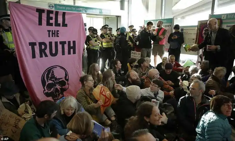 manifestazione di extinction rebellion all'aeroporto di londra