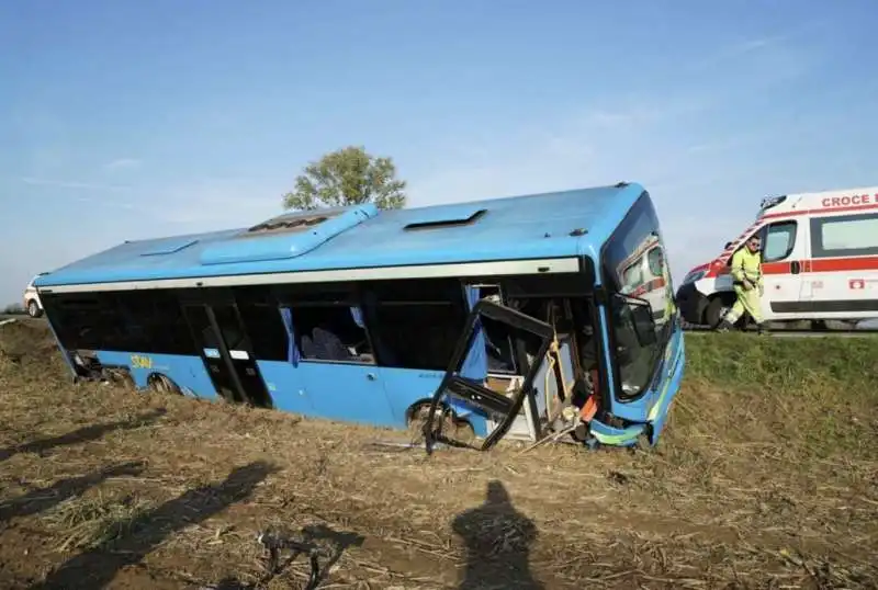 milano, pullman fuori strada con bambini a bordo 3