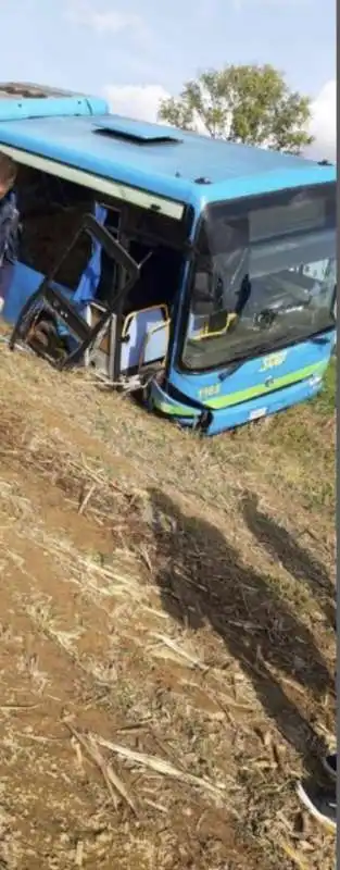 milano, pullman fuori strada con bambini a bordo 4