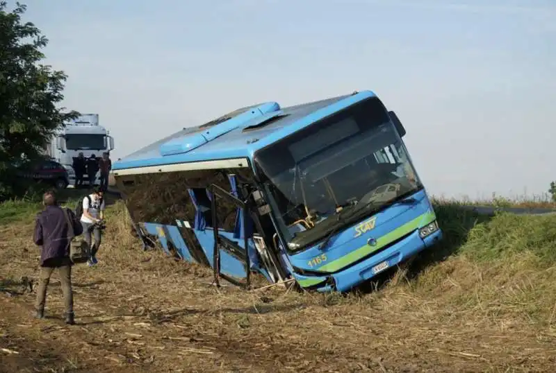 milano, pullman fuori strada con bambini a bordo 5