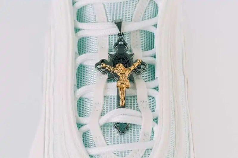 mschf x inri jesus sneaker 16