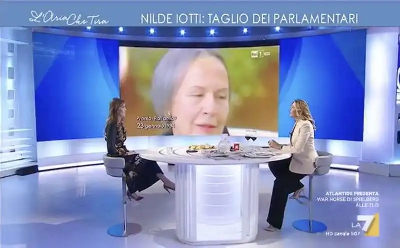 myrta merlino offre un bicchiere di vino alla boschi 1