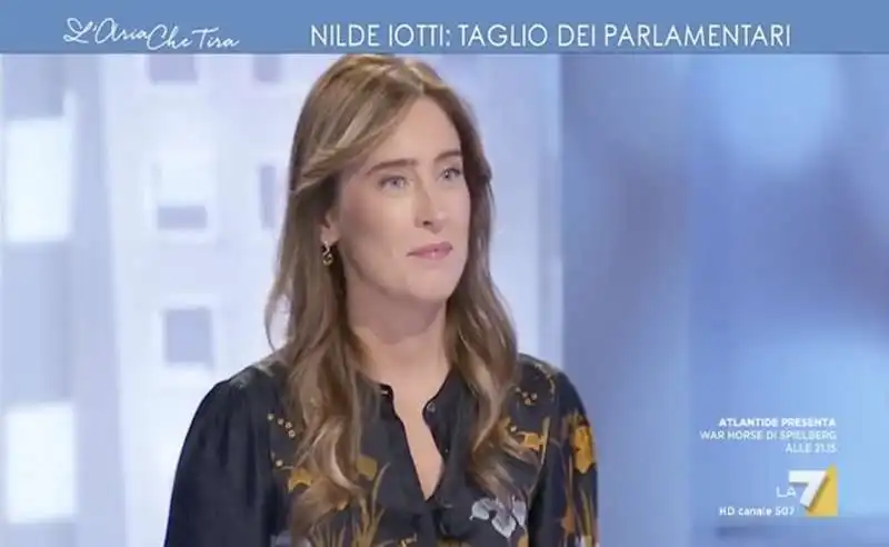 myrta merlino offre un bicchiere di vino alla boschi 2