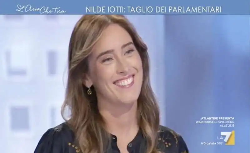 myrta merlino offre un bicchiere di vino alla boschi 3