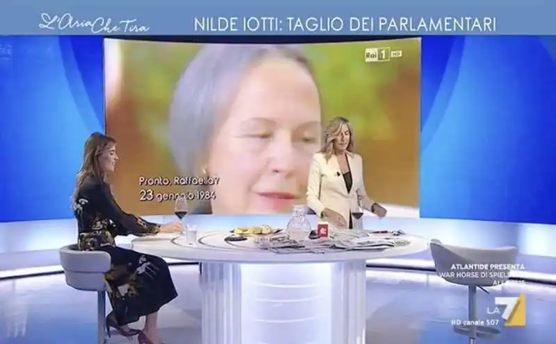 myrta merlino offre un bicchiere di vino alla boschi 4