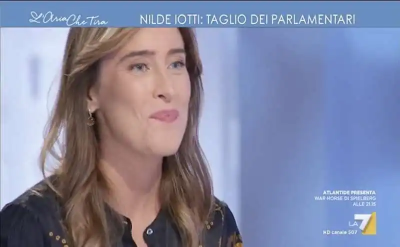 myrta merlino offre un bicchiere di vino alla boschi 7