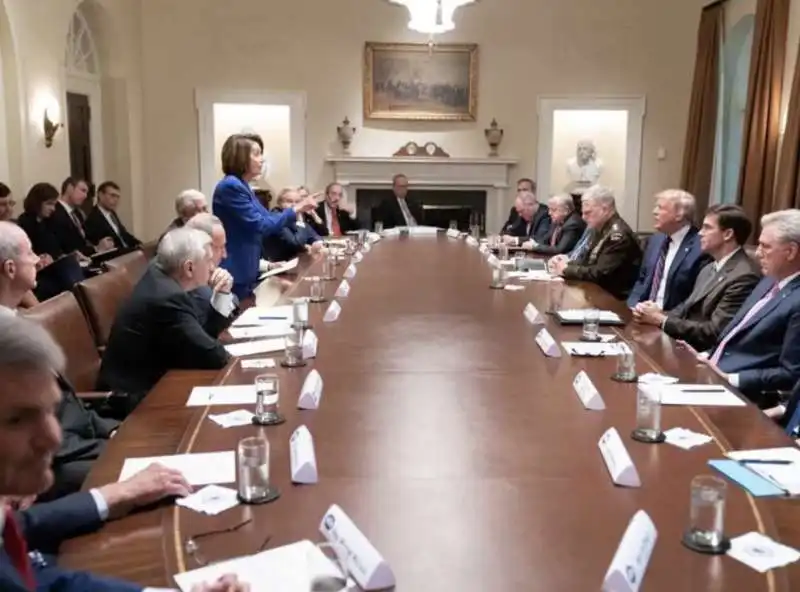 NANCY PELOSI IN PIEDI DAVANTI A TRUMP