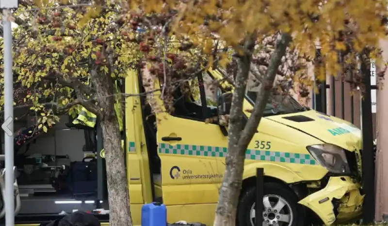 OSLO UOMO ARMATO RUBA AMBULANZA