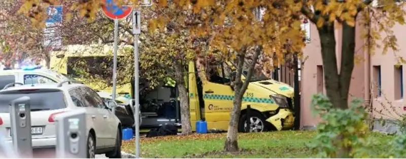 OSLO UOMO ARMATO RUBA AMBULANZA