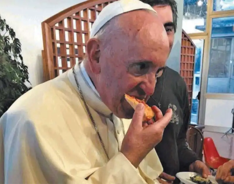 PAPA BERGOGLIO MANGIA LA PIZZA