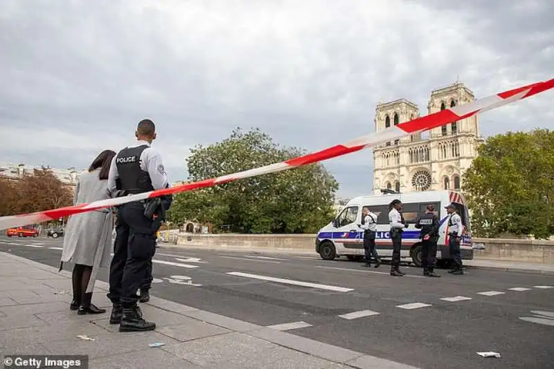 poliziotti accoltellati a parigi 1