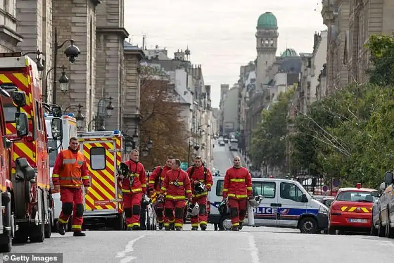 poliziotti accoltellati a parigi