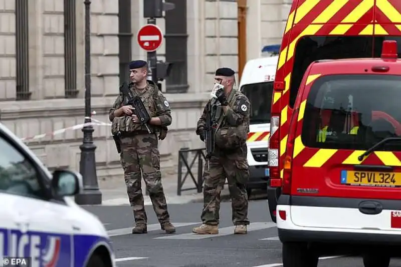 poliziotti accoltellati a parigi 5