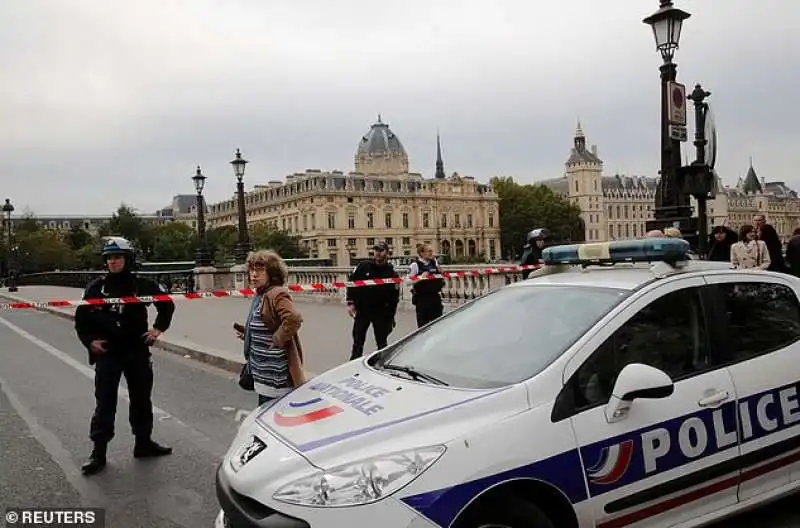 poliziotti accoltellati a parigi 6