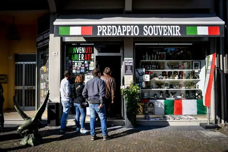 predappio, raduno di fascisti per l'anniversario della marcia su roma 9