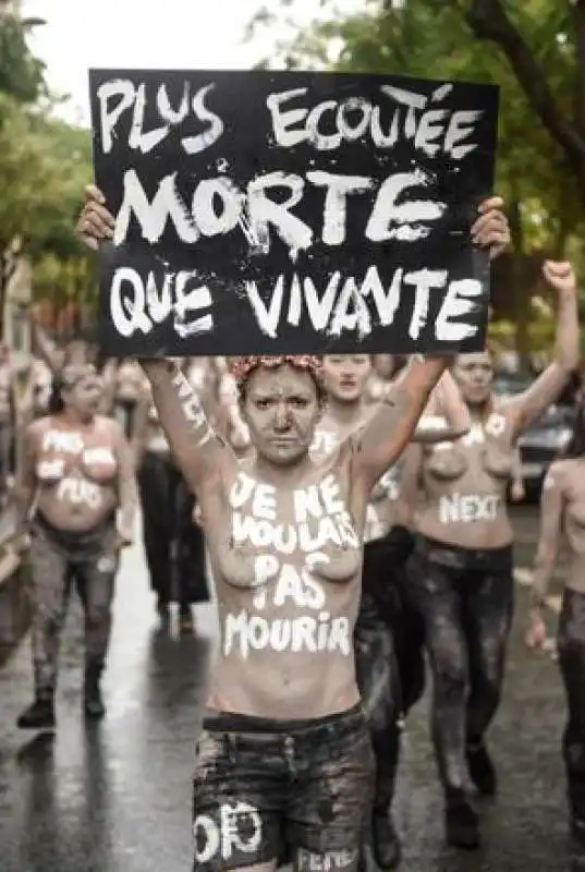 protesta delle femen a montparnasse 1