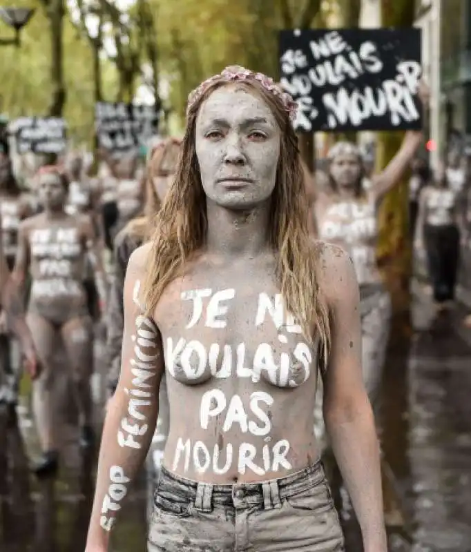 protesta delle femen a montparnasse 11