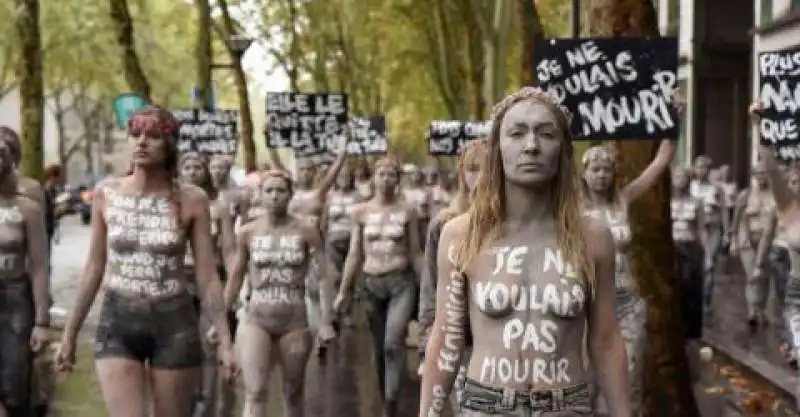 protesta delle femen a montparnasse 2