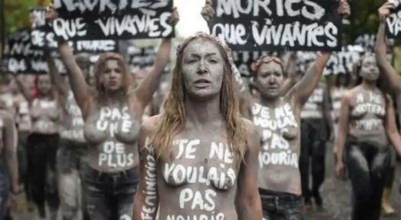 protesta delle femen a montparnasse 5