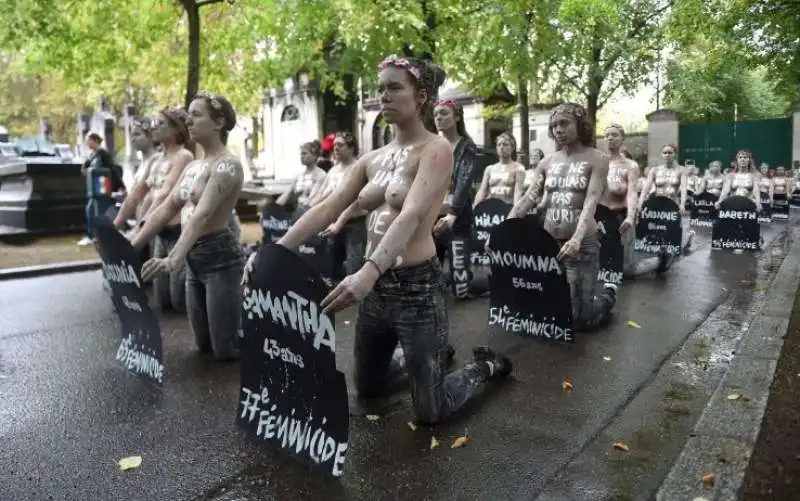 protesta delle femen a montparnasse 7