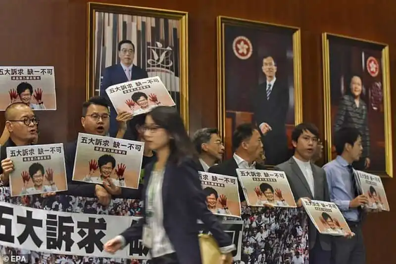 proteste contro carrie lam 3