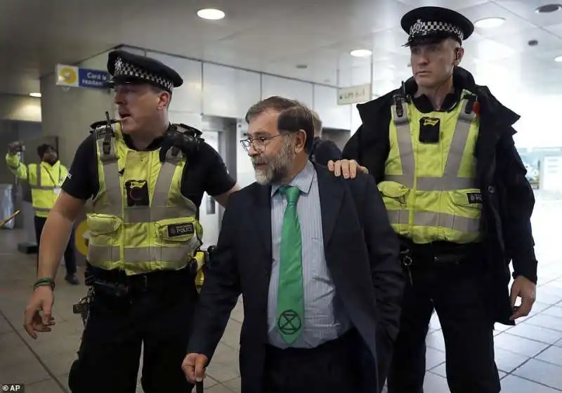 proteste di extinction rebellion all'aeroporto di londra 1