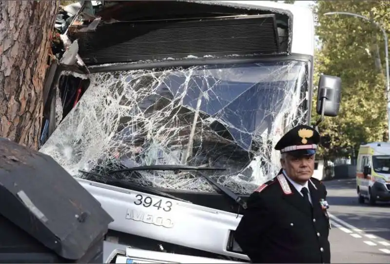 roma, autobus atac si schianta contro un albero 11