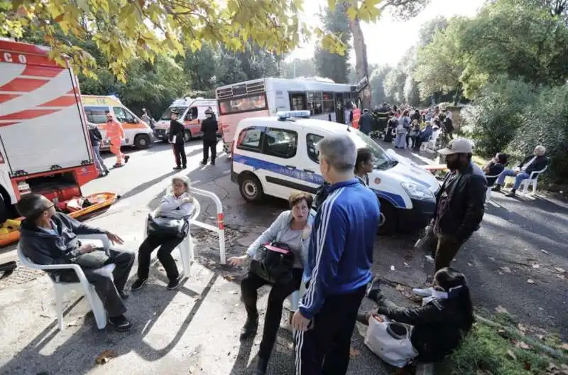 roma, autobus atac si schianta contro un albero 16