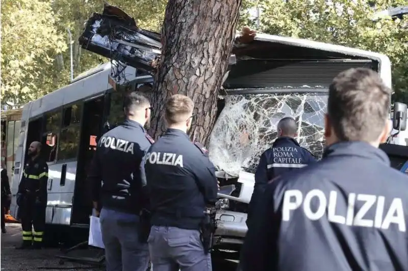 roma, autobus atac si schianta contro un albero 18